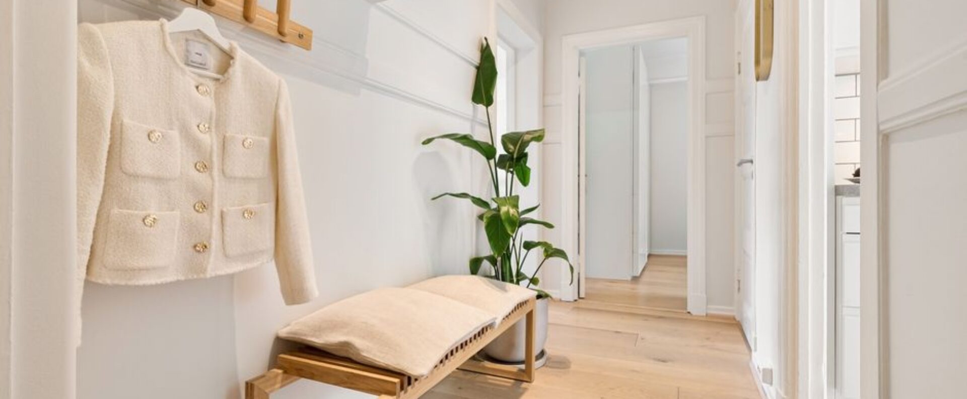 Kompakte Garderobe mit Sitzbank und Spiegeltür: So planst du Stauraum im Flur auf 3 bis 7 m2