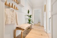 Kompakte Garderobe mit Sitzbank und Spiegeltür: So planst du Stauraum im Flur auf 3 bis 7 m2