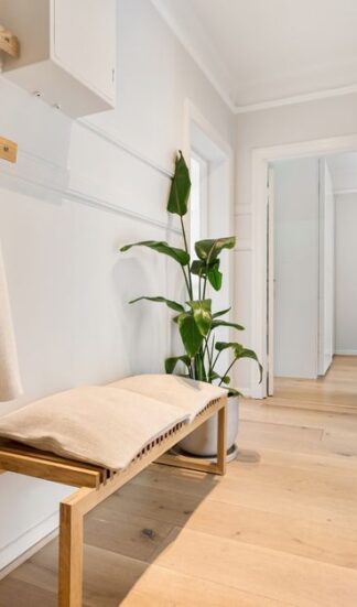 Kompakte Garderobe mit Sitzbank und Spiegeltür: So planst du Stauraum im Flur auf 3 bis 7 m2