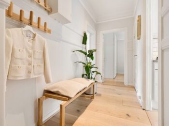 Kompakte Garderobe mit Sitzbank und Spiegeltür: So planst du Stauraum im Flur auf 3 bis 7 m2
