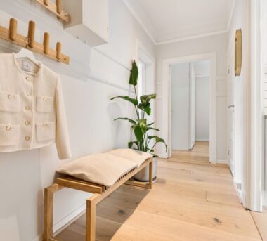 Kompakte Garderobe mit Sitzbank und Spiegeltür: So planst du Stauraum im Flur auf 3 bis 7 m2