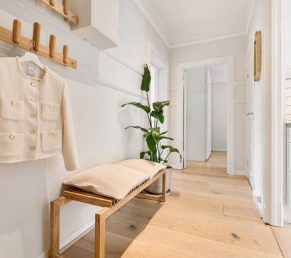 Kompakte Garderobe mit Sitzbank und Spiegeltür: So planst du Stauraum im Flur auf 3 bis 7 m2