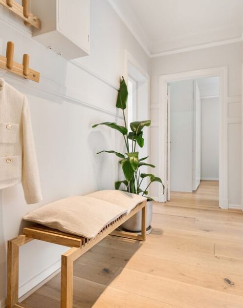 Kompakte Garderobe mit Sitzbank und Spiegeltür: So planst du Stauraum im Flur auf 3 bis 7 m2