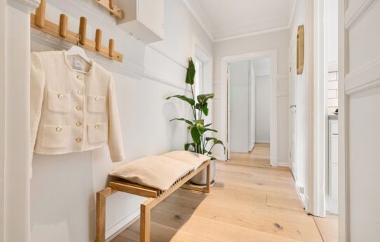 Kompakte Garderobe mit Sitzbank und Spiegeltür: So planst du Stauraum im Flur auf 3 bis 7 m2