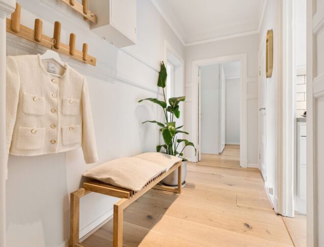 Kompakte Garderobe mit Sitzbank und Spiegeltür: So planst du Stauraum im Flur auf 3 bis 7 m2