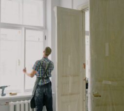 Innentüren lackieren oder folieren: Kosten, Vorbereitung und Haltbarkeit richtig vergleichen
