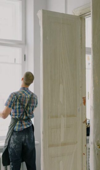 Innentüren lackieren oder folieren: Kosten, Vorbereitung und Haltbarkeit richtig vergleichen
